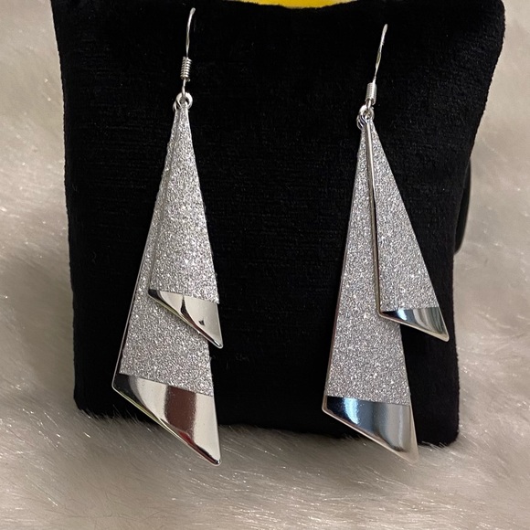 Elegant Frost: Geometric Drop Fashion Earrings in Frosted Silver - Picture 8 of 13